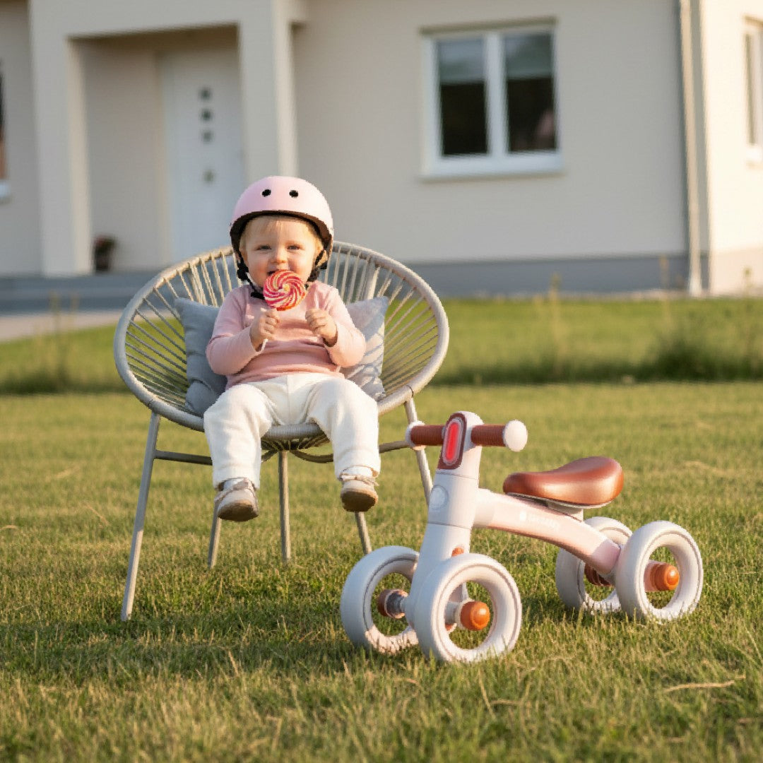 Lekki Rowerek biegowy 4 koła Biegówka Jeździk dla dzieci 2,3 kg LED Zoomi różowy
