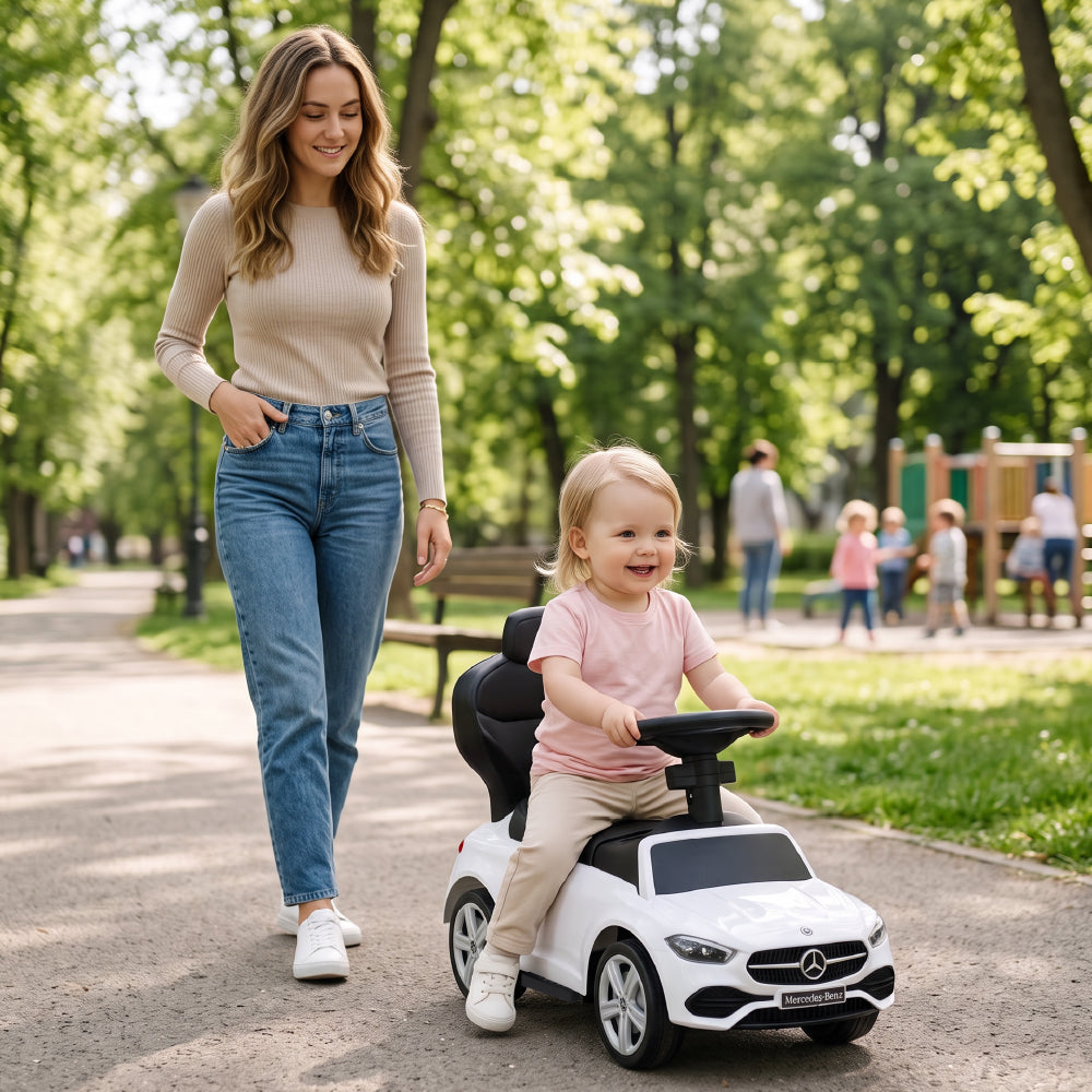Sun Baby jeździk Mercedes C-Class z popychaczem, barierką i podnóżkami, koła PU, siedzisko ze skóry PU, biały