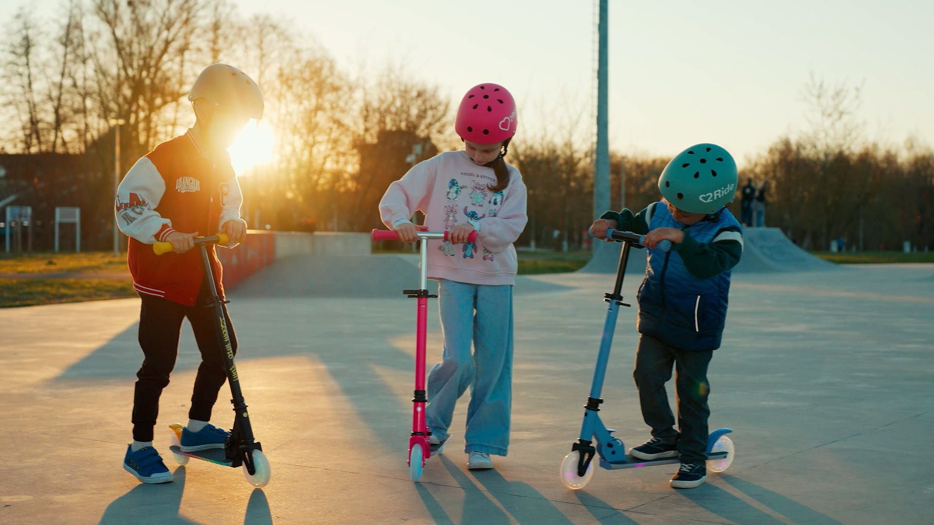 LUMI RIDE Hulajnoga dwukołowa dla dzieci składana regulowana LED 7 kolorów 20 programów różowy Sun Baby