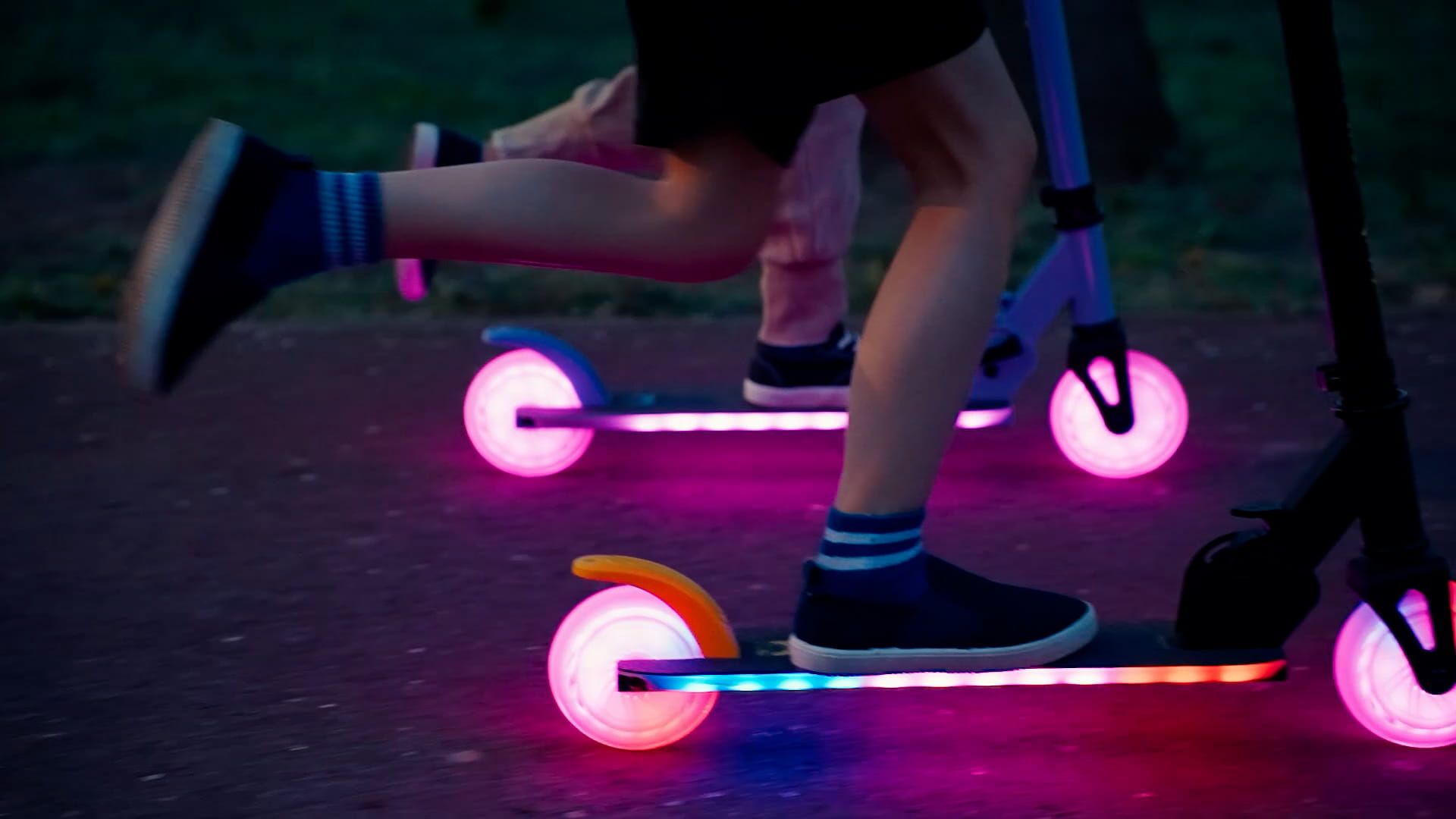 LUMI RIDE Hulajnoga dwukołowa dla dzieci składana regulowana LED 7 kolorów 20 programów niebieski Sun Baby