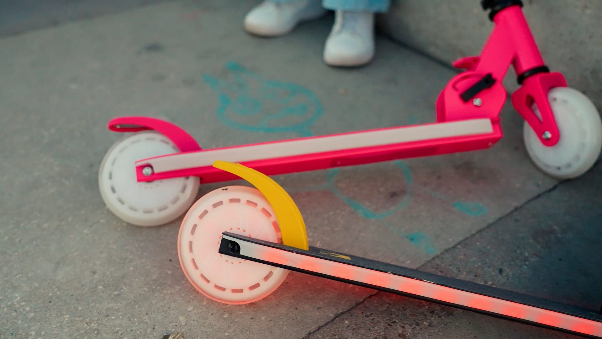 LUMI RIDE Hulajnoga dwukołowa dla dzieci składana regulowana LED 7 kolorów 20 programów niebieski Sun Baby