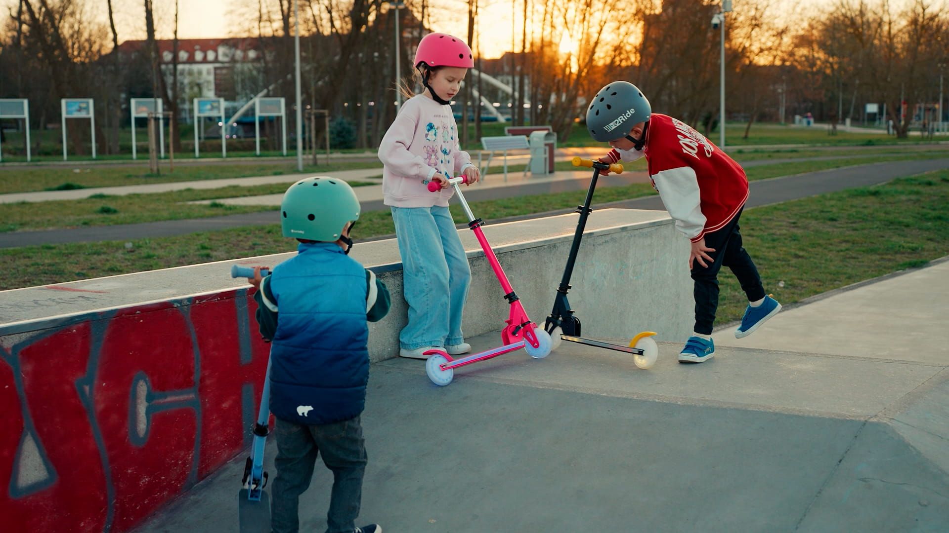 LUMI RIDE Hulajnoga dwukołowa dla dzieci składana regulowana LED 7 kolorów 20 programów czarny Sun Baby