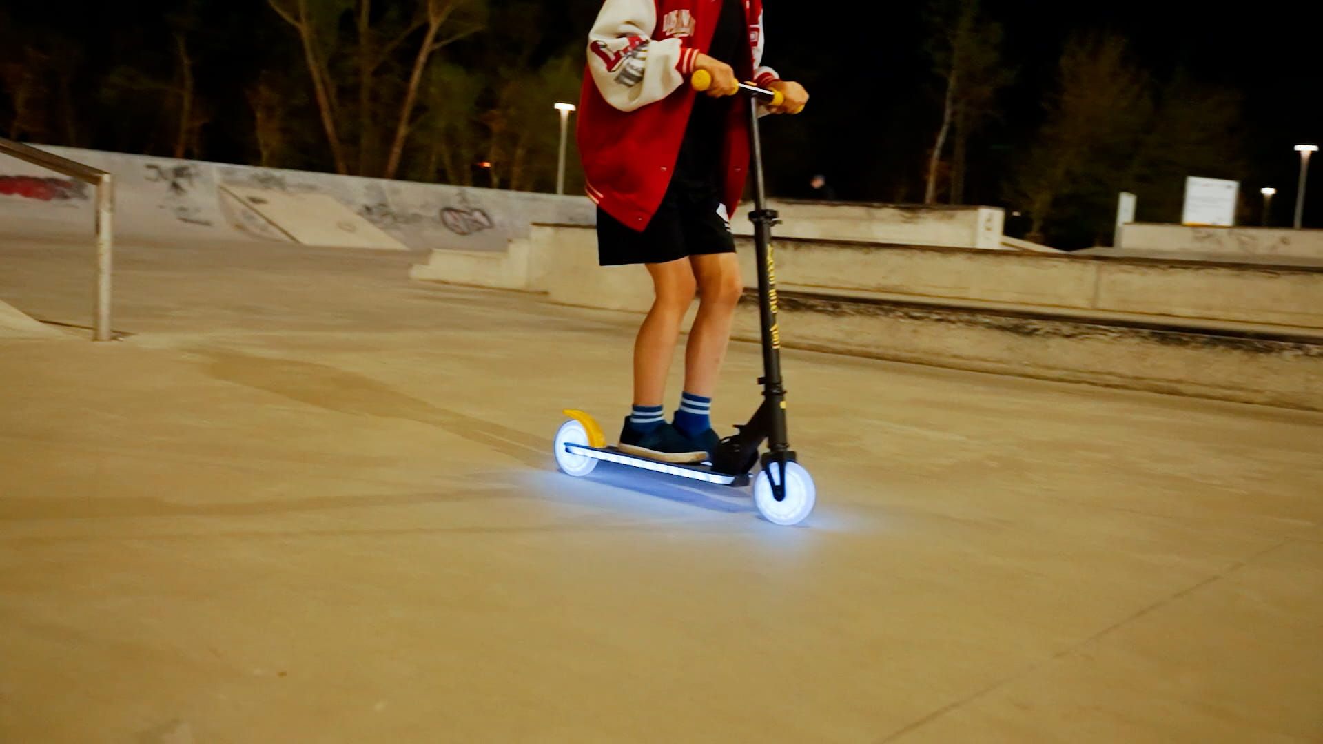 LUMI RIDE Hulajnoga dwukołowa dla dzieci składana regulowana LED 7 kolorów 20 programów czarny Sun Baby