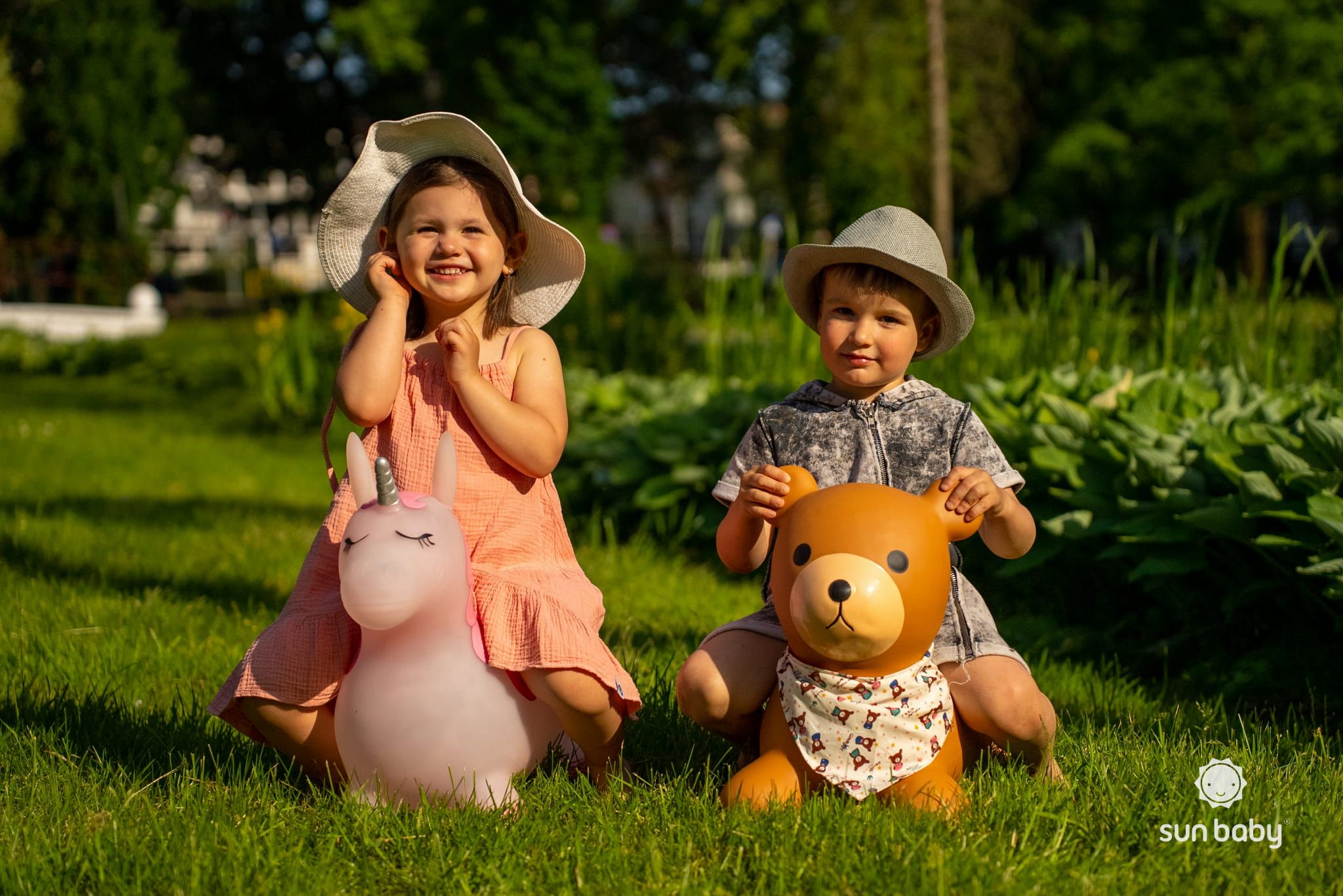 Skoczek dla dzieci do skakania z pompką TEDDY brązowy z bandaną
