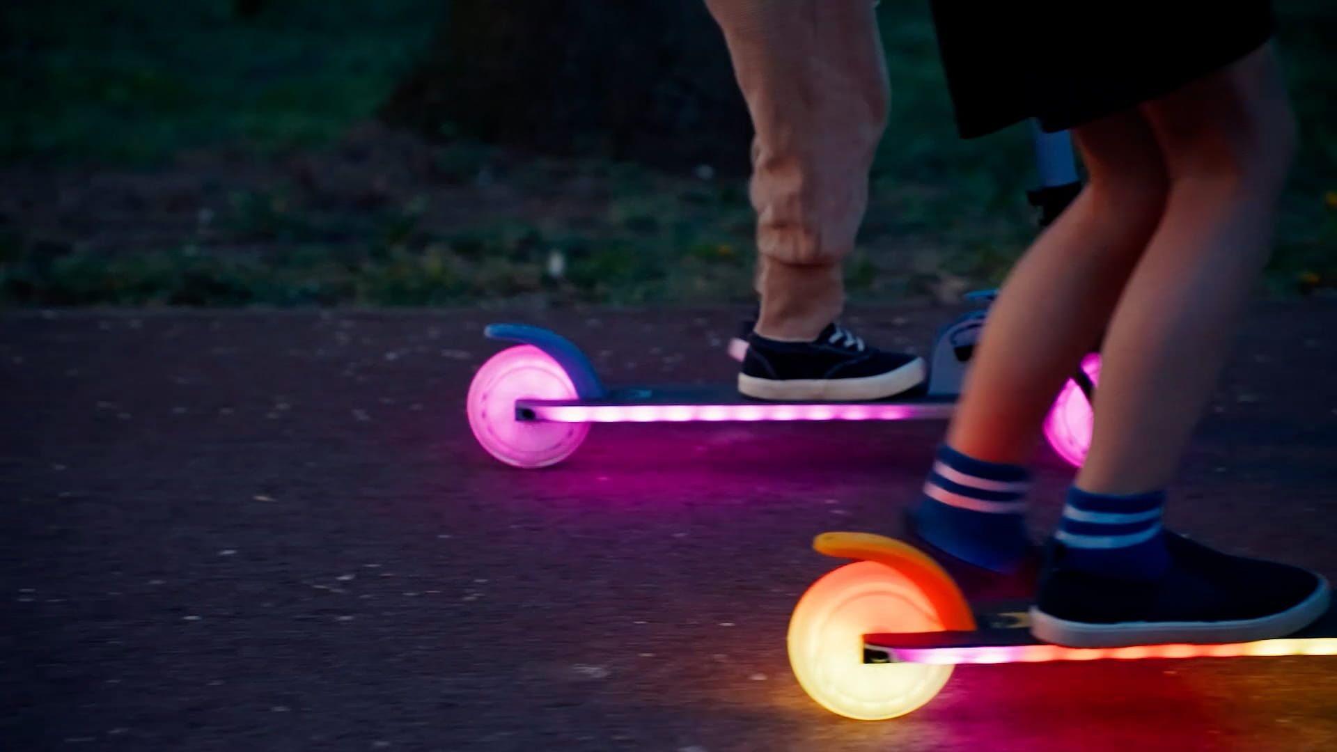 LUMI RIDE Hulajnoga dwukołowa dla dzieci składana regulowana LED 7 kolorów 20 programów czarny Sun Baby