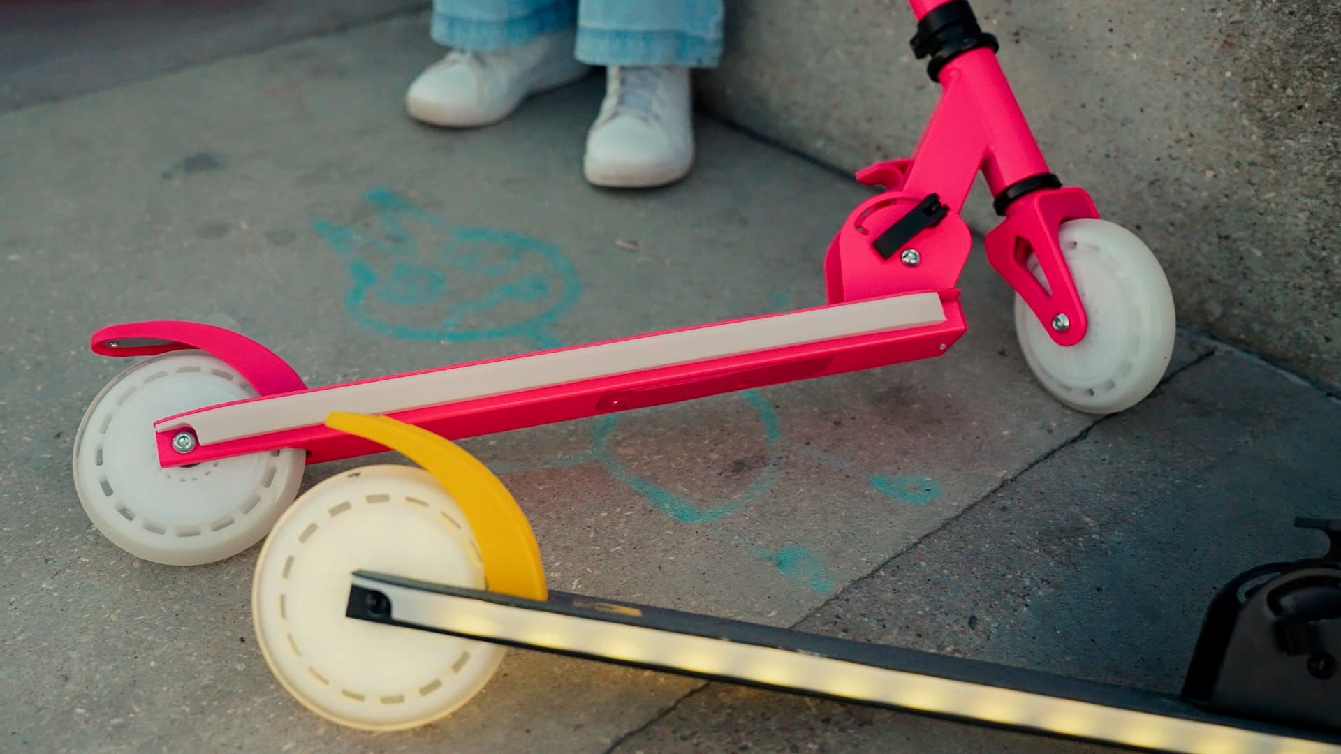 LUMI RIDE Hulajnoga dwukołowa dla dzieci składana regulowana LED 7 kolorów 20 programów różowy Sun Baby