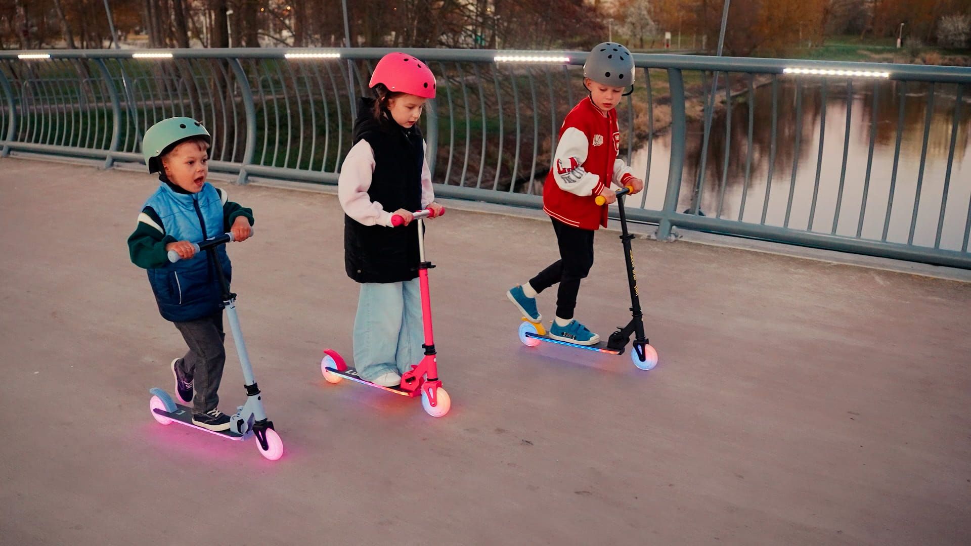 LUMI RIDE Hulajnoga dwukołowa dla dzieci składana regulowana LED 7 kolorów 20 programów różowy Sun Baby