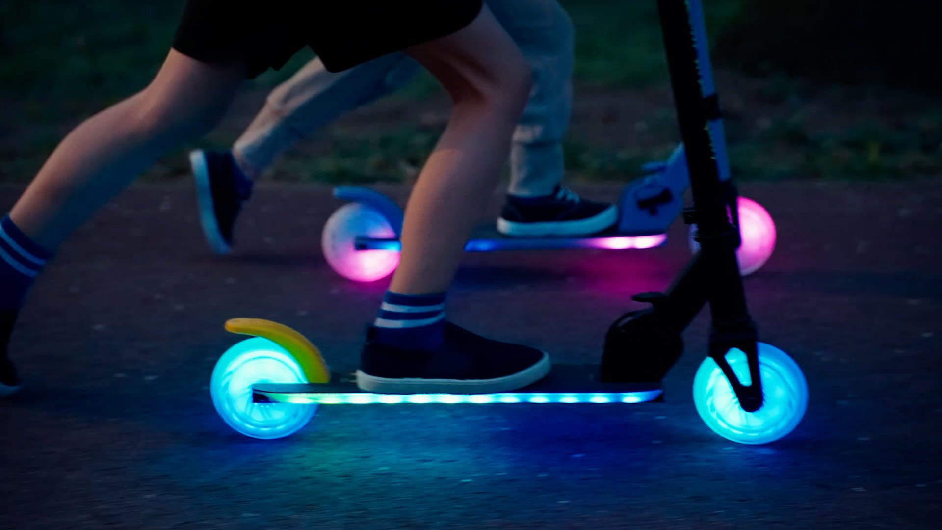 LUMI RIDE Hulajnoga dwukołowa dla dzieci składana regulowana LED 7 kolorów 20 programów czarny Sun Baby
