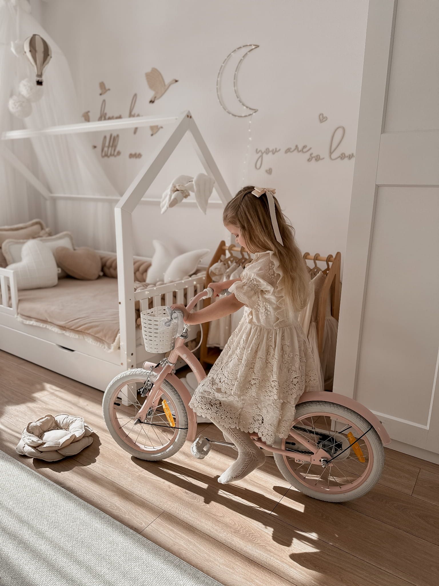 Rower dla dziewczynki 16 cali Pchacz kółka boczne Flower bike morelowy
