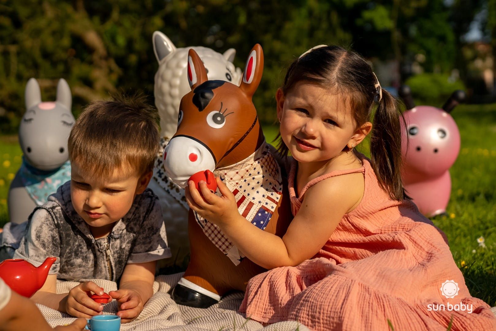 Skoczek dla dzieci do skakania z pompką Konik brązowy z bandaną Sun Baby